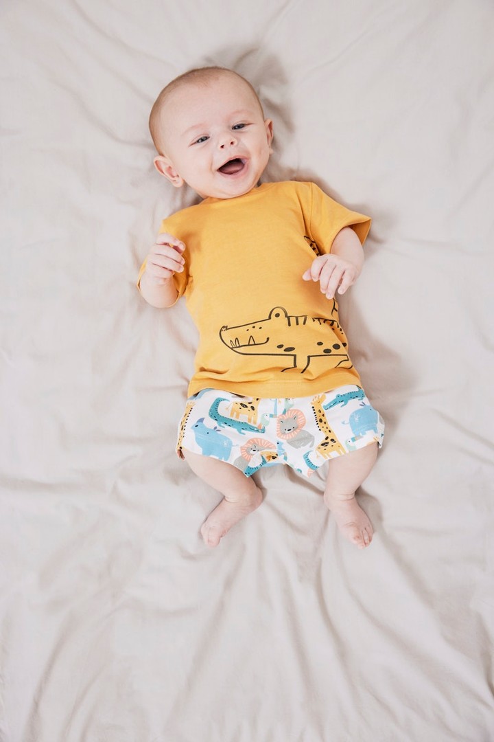Name it Babykleidung Babyshirt gelb mit Tiermotiv kurze Hose für Babies Mode Martin Marktoberdorf | © Name it