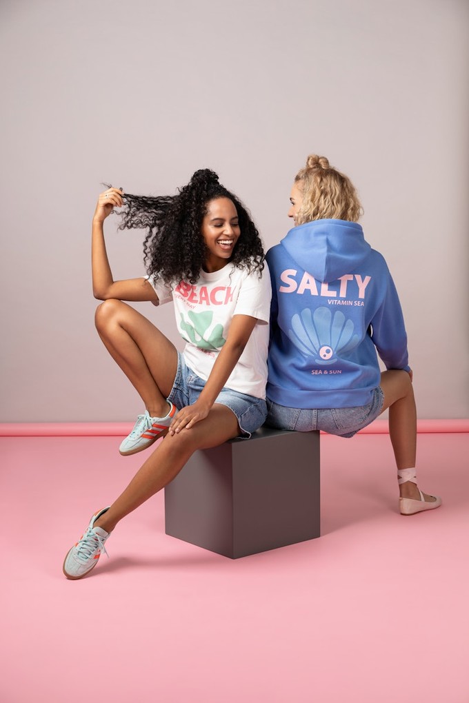Authentic Style Sommershort Damen Jeansshort Shirt weiß mit Beach Print Sweatshirt blau mit Backprint Mode Martin Marktoberdorf | © Authentic Style