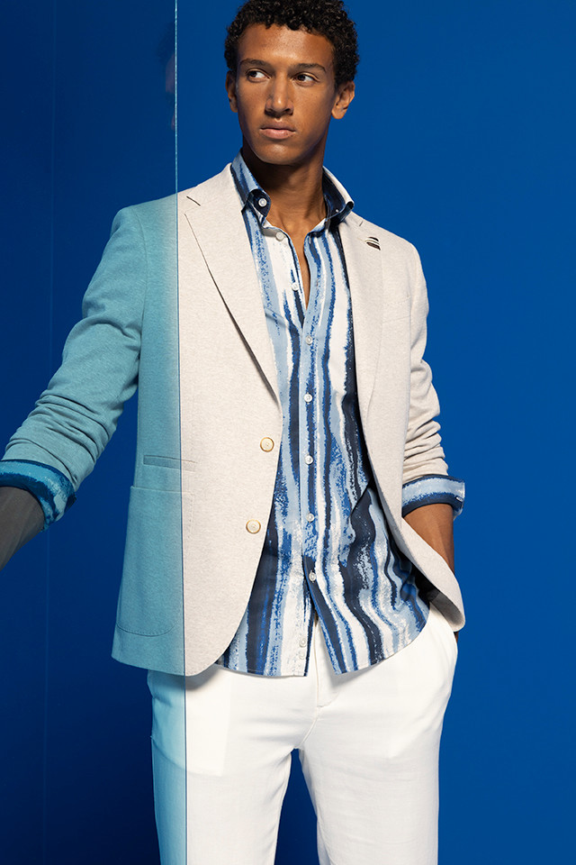 Benvenuto Herrenanzug lässig geschnitten weiß blau weiß gemustertes Hemd Baukastenanzug weißes Sakko Sommeranzug Mode Martin Marktoberdorf | © Benvenuto