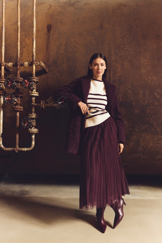 Betty & Co Schicker Damenrock Plisseerock aubergine Strickjacke aubergine Damenpullover Strick weiß schwarz gestreift Mode Martin Marktoberdorf | © Betty & Co