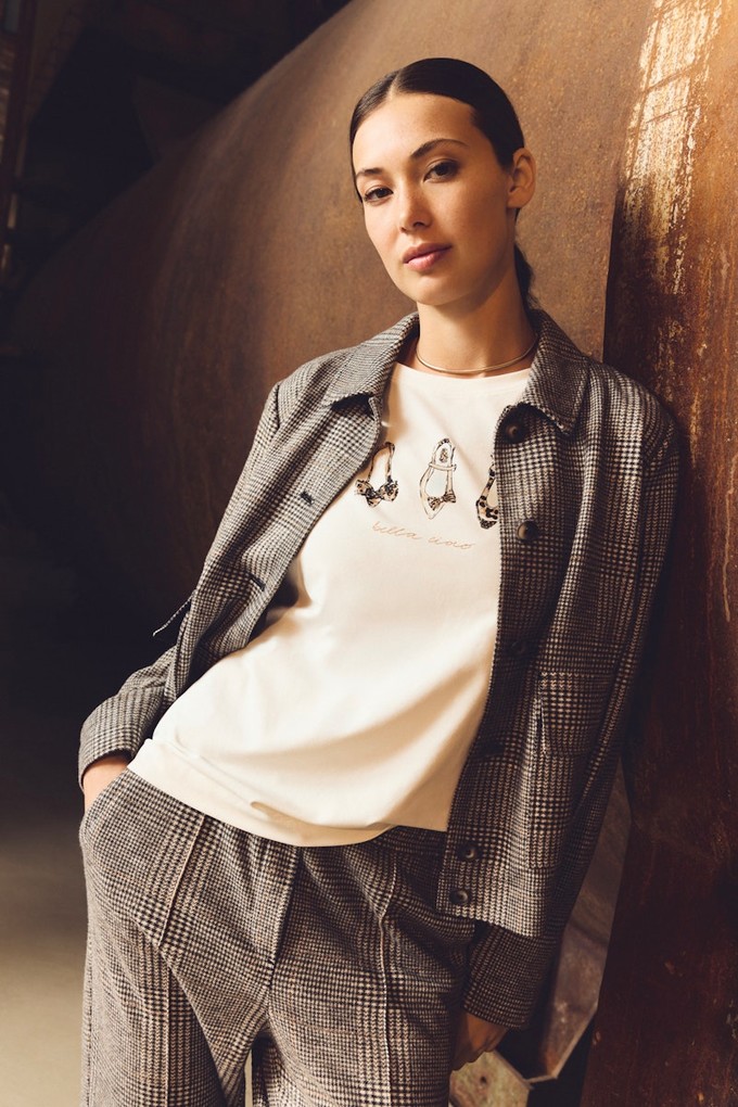 Betty & Co Damen Hemdjacke Karomuster grau melliert weißes Tshirt mit Schriftprint Mode Martin Ostallgäu | © Betty & Co 