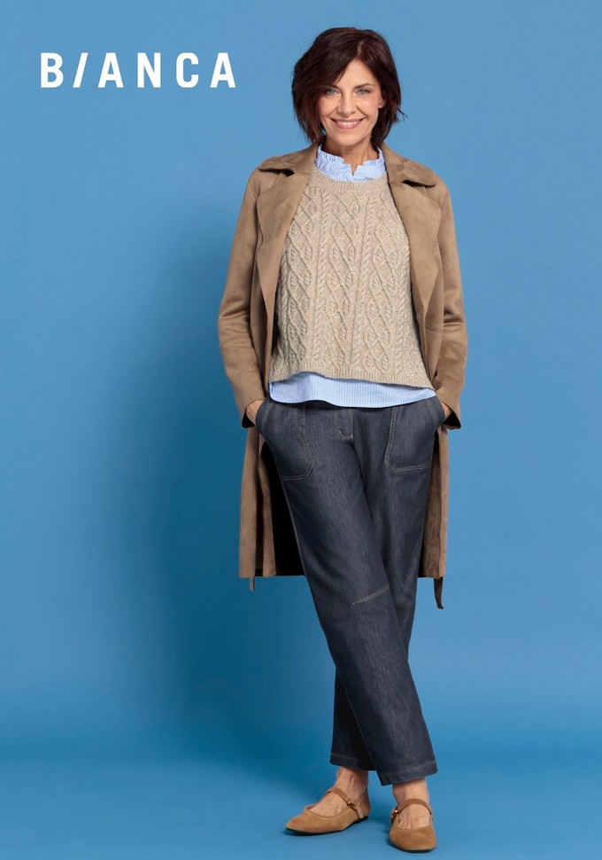 Bianca langer Wildledermantel kamelbraun Damenjeans dunkelbraun weiter Schnitt Strickpullover kamelbraun mit Zopfmuster Mode Martin Marktoberdorf | © Bianca