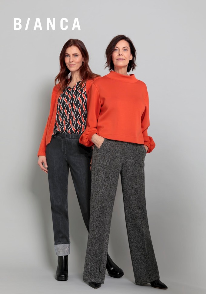 Bianca weite Wollhose dunkelgrau roter Strickpullover Damenstrickpulli Damenbluse rot schwarzes Rautenmuster Mode Martin Allgäu | © Bianca