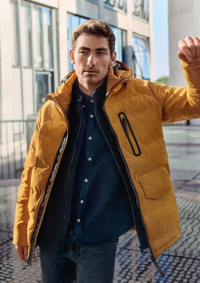 Camel Active Herrenwinterjacke gelb Daunenjacke gelb dunkelblaues Jeanshemd Mode Martin Marktoberdorf | © Camel Active