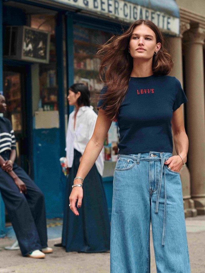 Levis Damenshirt dunkelblau mit Logoprint Levis Damenjeans blue denim weit geschnitten Mode Martin Marktoberdorf | © Levi's 