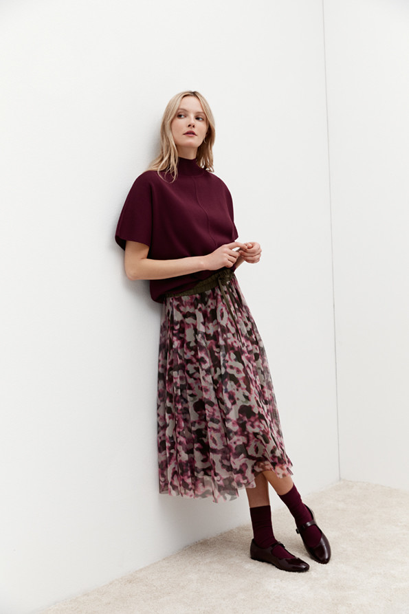 More & More Plisseerock weinroter rosa gemustert Damenrock Trendfarben Herbst Kurzarmpullover aubergine Mode Martin Ostallgäu | © More & More