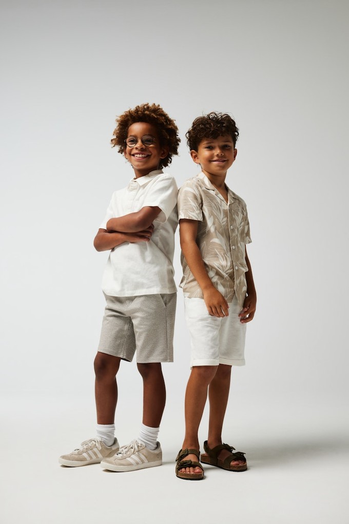 Name it Kindersommerkleidung kurze Chinohose weiß für Jungen Safarihemd für Jungen Mode Martin Marktoberdorf | © Name it
