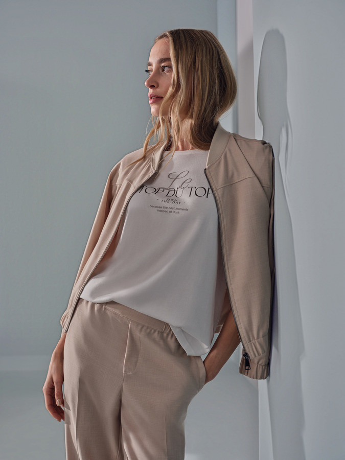 Street One Damenshirt weiß mit Schrift Print Blouson Jacke beige lässige Sommerhose beige Stoffhose Damen beige Mode Martin Marktoberdorf | © Street One