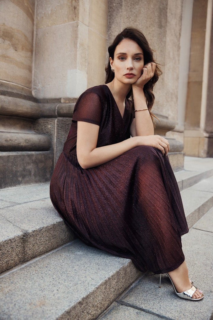 Vera Mont Abendmode Abendkleid knielang mit Glitzer Trendfarbe bourdeaux rot Mode Martin Ostallgäu | © Vera Mont